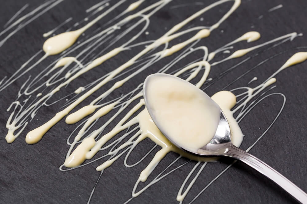 Jak zrobić idealną polewę z białej czekolady na sernik, która nie pęka podczas krojenia?