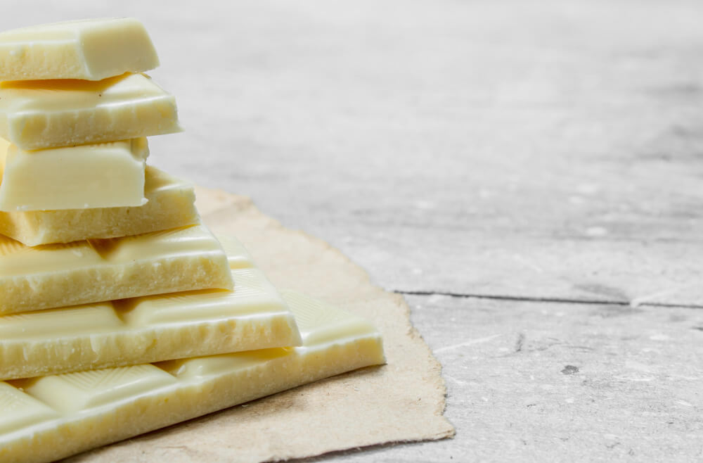 Jak zrobić idealną polewę z białej czekolady na sernik, która nie pęka podczas krojenia?